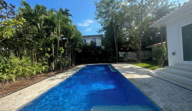 Newly renovated guesthouse w/private pool in gated Morningside Miami