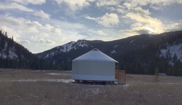 Nice 1-bedroom off grid yurt no Wi-Fi yurt 22 miles up Rock creek.