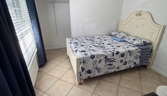 Nice Room with Private Bathroom in Little Havana Miami with WiFi, AC B5