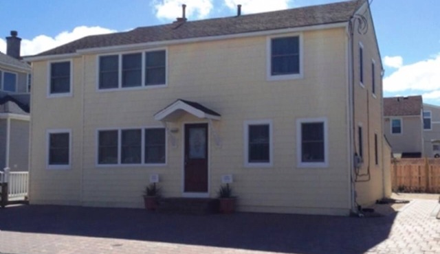 Ocean Block. Internet/WIFI. Deck. Washer & Dryer. Well-maintained first floor.