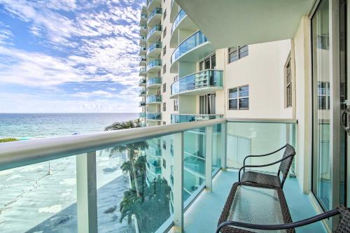 Ocean-View Balcony: Beachfront Hollywood Apt!