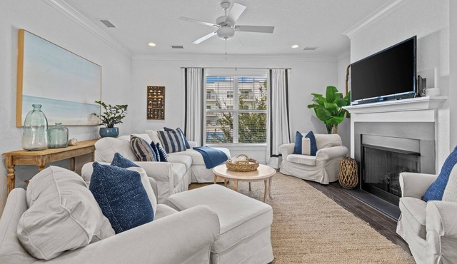 Oceanfront Family Retreat walk to Beach, Dome, Surf Park, Restaurants, BIKES