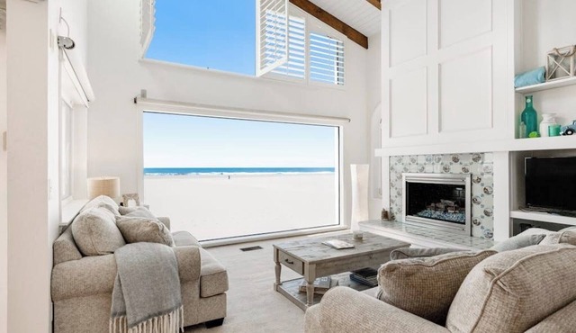 Oceanfront Home with Giant Picture Windows, Gas Fireplace, and Free WiFi