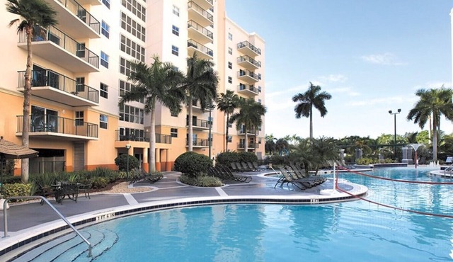 Official Wyndham Palm-Aire 2BR Suite - Sleeps 8 - Pools, Balcony & Resort Access