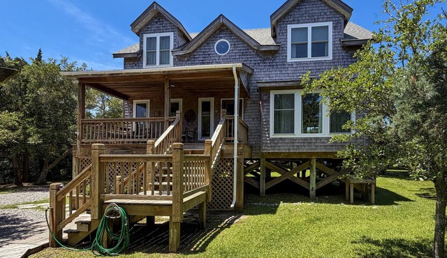 Olivella: Pet friendly, artistic, eclectic artwork, decks, porches.