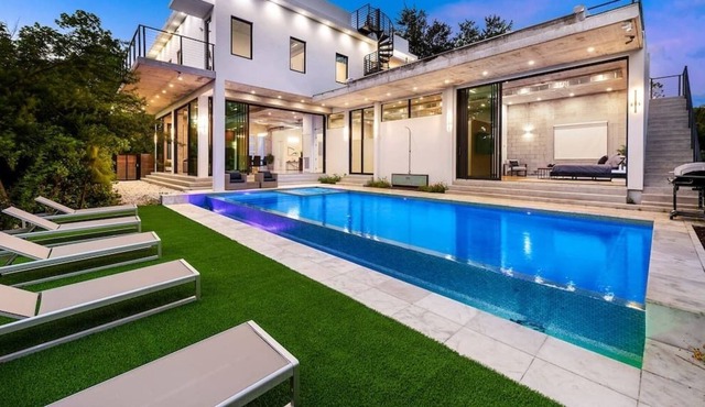 One of a kind Luxury Villa with Pool and jacuzzi !