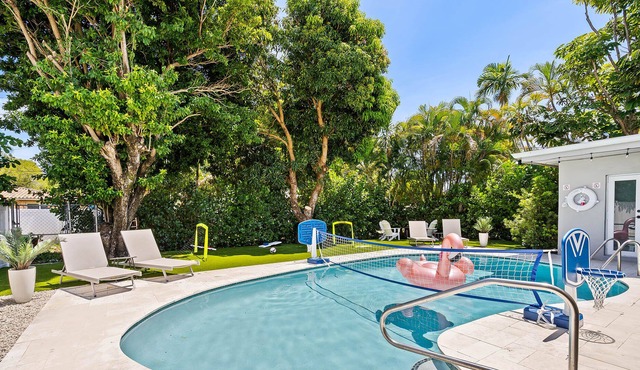 Outdoor Bliss: 4BR Private Pool Home, Near Beach