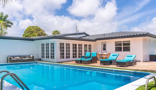 Outstanding Pool Villa in Hollywood Beach