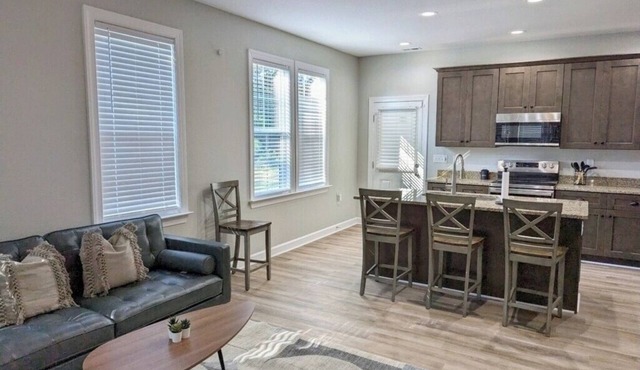 Over the Railroad, Private Modern Farmhouse w/Late Checkout