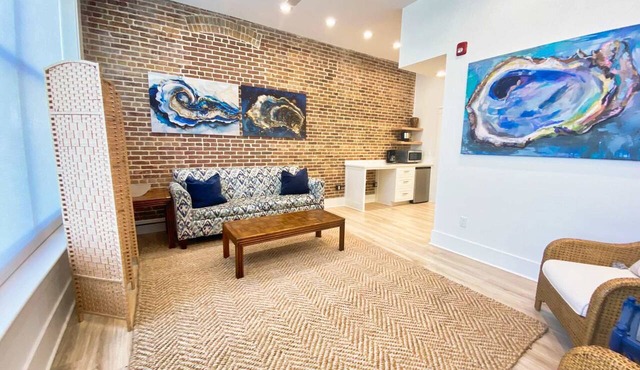 Oyster Oasis, Modern Loft in Historic Downtown