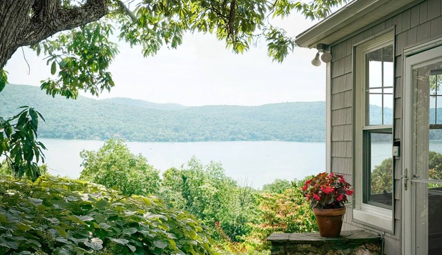 Panoramic Lakeviews & Lush Gardens
