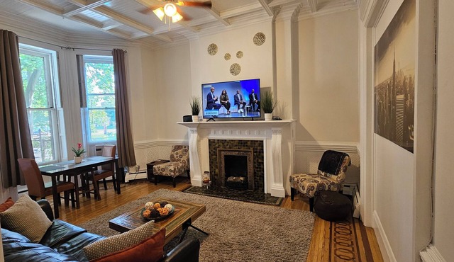 Parkside Queen Stunning 1 Bedroom in 1800's Brownstone!