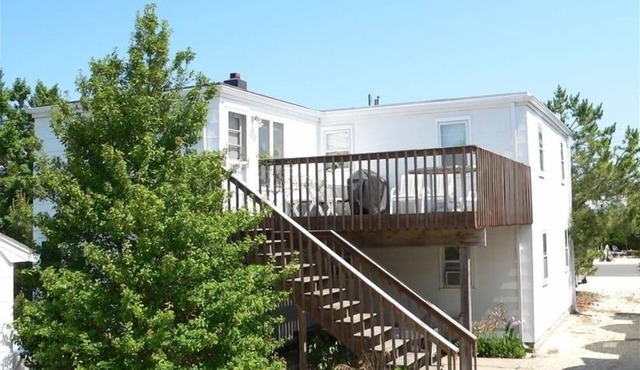Part Of A Duplex 1-Block To Ocean+Bay Beaches, 2 Bedrooms, 1 Bathroom