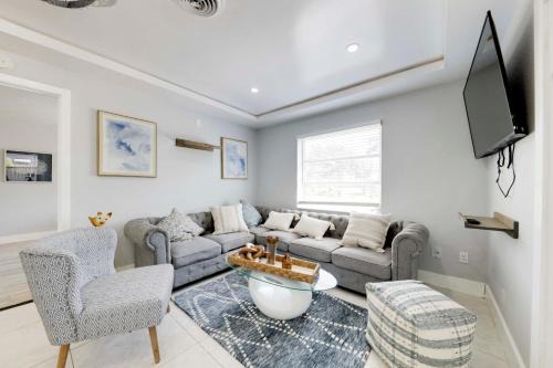 Patio & Heated Swim Spa Access: Home in Hollywood