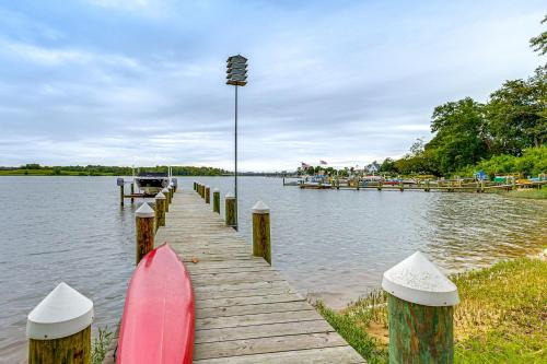 Patio & Water Views: Serene Bohemia River Escape!
