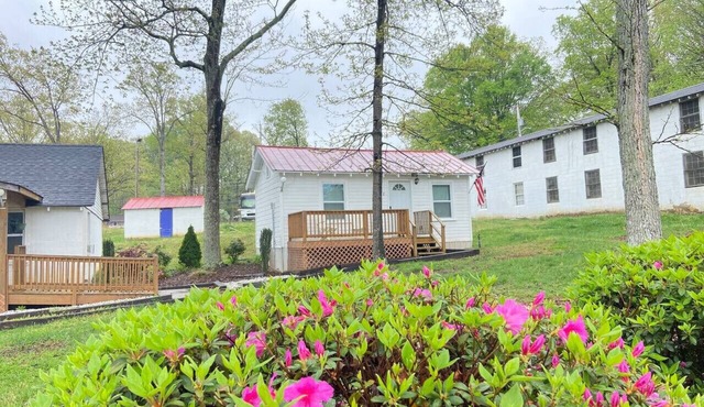Patriotic Studio Stay Supports Our Veterans