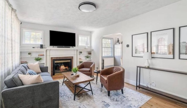 Peaceful 2 BR Unit with Large Fenced Backyard-Family & Pet Friendly