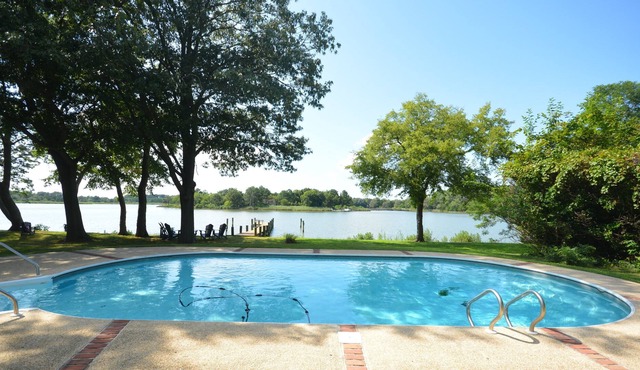 Peaceful, nestled on quiet cove, waterfront w/ dock, & Kayaks