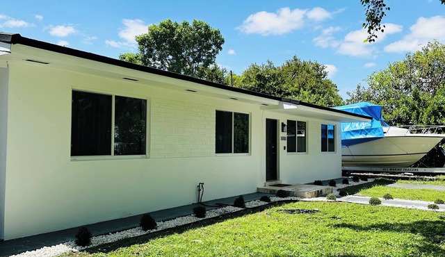 Peaceful Private Studio with King Bed, Bath & Dining Space in Little Havana 🌴