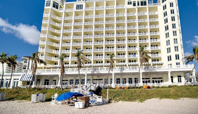 Pelican Grand-Right on ocean! 2 Queen Beds - Best unit in the Resort !!