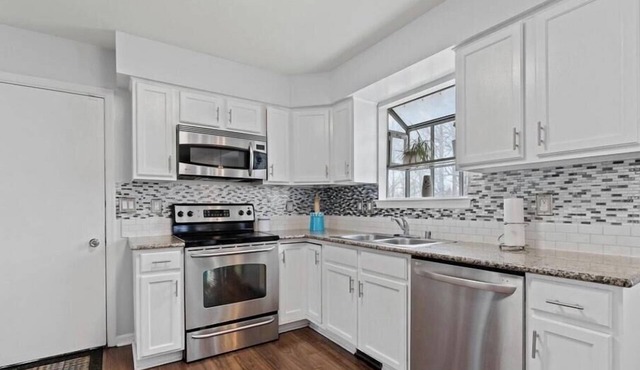 Perfect 6-bedroom house with AC in charming Stafford
