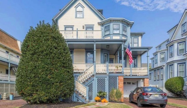 PERFECT LOCATION: 1 Block from the beach & close to Washington Mall