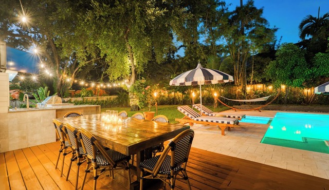 Perfect Location! Villa /Pool, Jacuzzi & Backyard