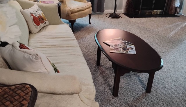 Pet friendly 2-bedroom apartment with WiFi, AC, Pool in fabulous Bon Air