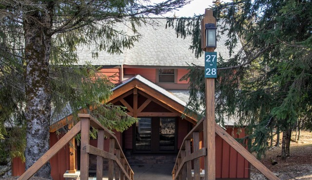 PET FRIENDLY 2br/2ba Tree Top -walk to ski/village