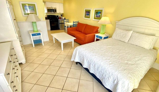 Pet-friendly, 3 Blocks to Beach, Pool, #403