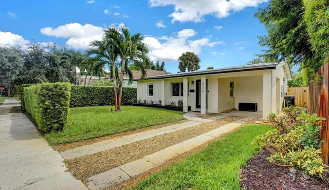 Pet-Friendly 3BR, Fenced Yard, Grill & Near Beach