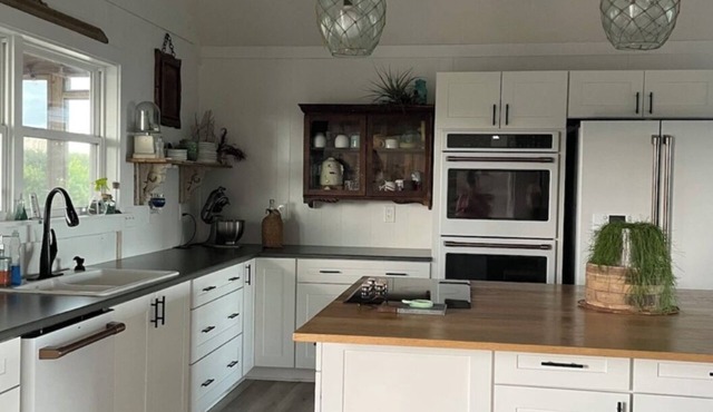 Pet Friendly 5-bedroom cottage just a 16-minute walk to Outer Banks Beaches
