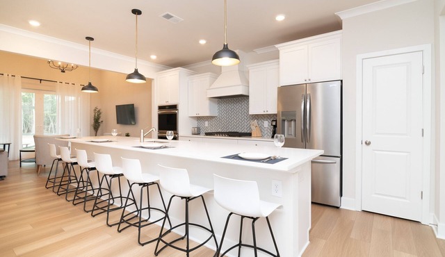 Pet Friendly - Beach Vacation + Pool: 4BR and 3.5BA~6 Beds 11 Guests