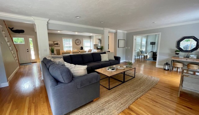 Pet friendly! Beautiful decor and great outdoor entertaining space for the whole family.