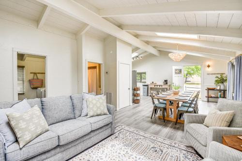 Pet-Friendly Buxton Home w/Balcony, 2 Mi to Beach