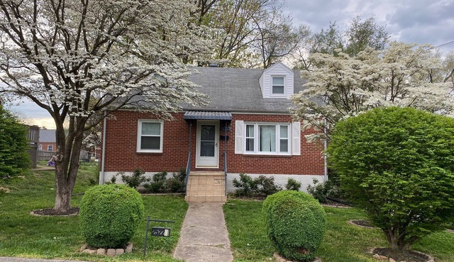 Pet Friendly Cape Cod House in Roanoke