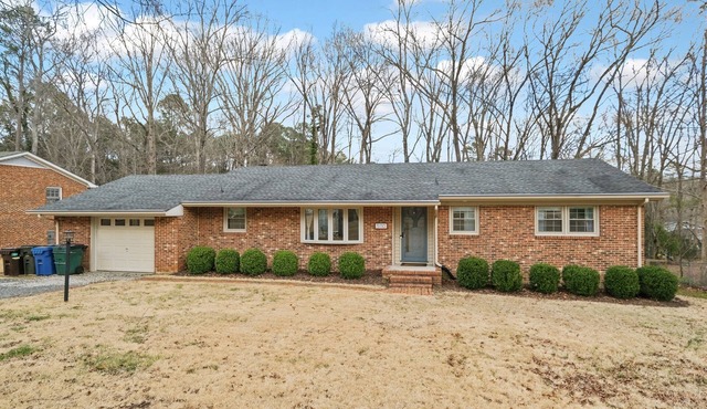 *Pet Friendly* Charming-Single story | Fenced Yard, Outdoor Dining, Near Duke