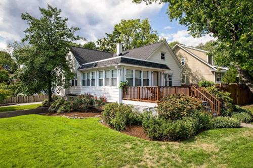 Pet-Friendly Eastport Yard & Fire Pit