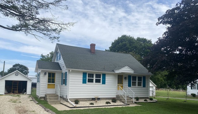 Pet Friendly Fenced in Yard 2 Miles From DE TURF