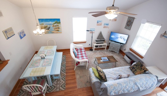 Pet-friendly, fully-fenced yard, minutes to beach