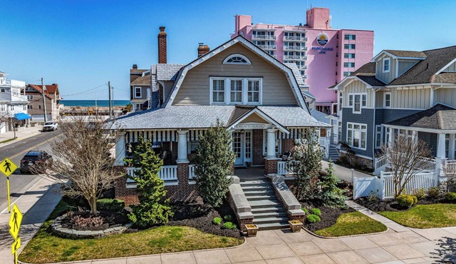 PET FRIENDLY- Grand 8BR/4BA Beach Block Retreat