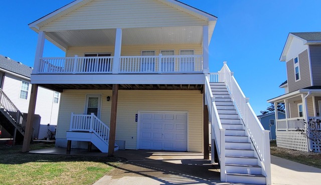 Pet Friendly Home with Private Tiki Bar - 3-minute drive to the beach!