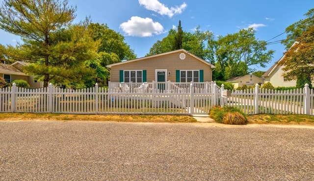 Pet Friendly with a Pool! Steps to the Bay!