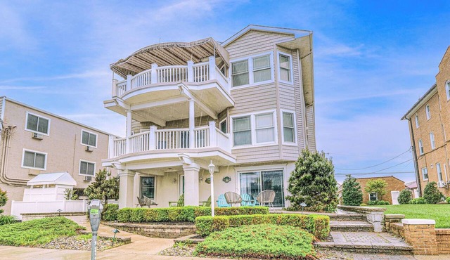 Pineapple Pad:ACROSS from beach + boardwalk + parking w/Full Linen Service!