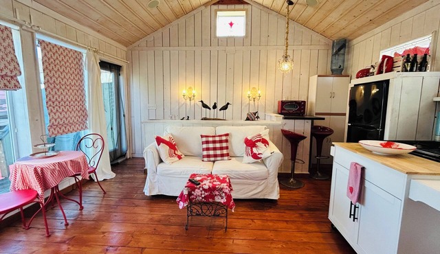 PLUM ISLAND…Charming ,Waterfront , Romantic Getaway Cottage for 2