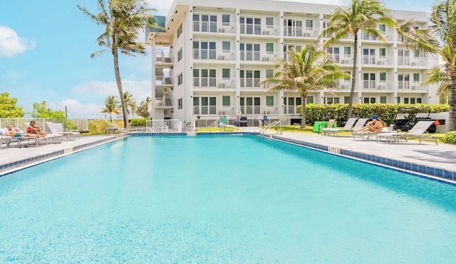 Pompano Beach | Beachside Breeze Retreat | Pool + Beach