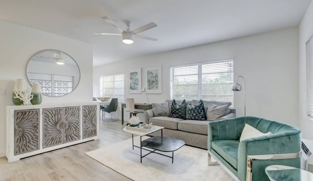 Pool Access ~ Free Parking ~ Smart TV ~ Wifi