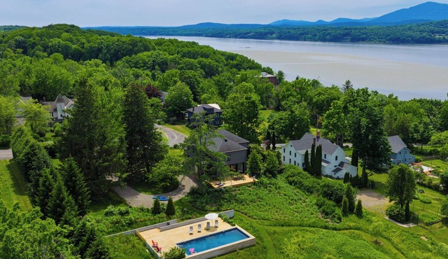 Pool + Deck Dining + BBQ | Kayaks + EV Charger Catskills View | River View