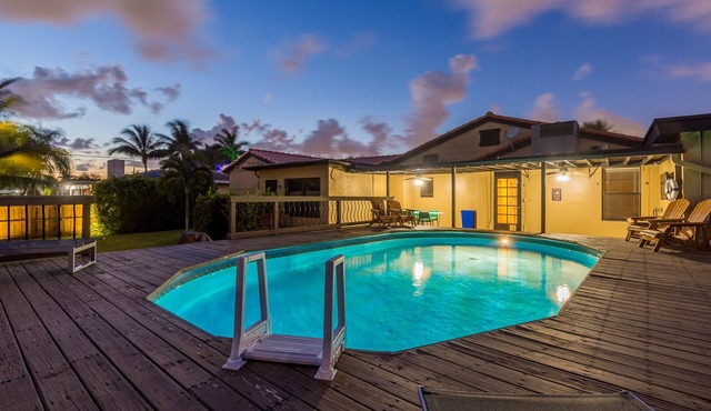 Pool, grill, hot tub, huge fenced in yard children's playground