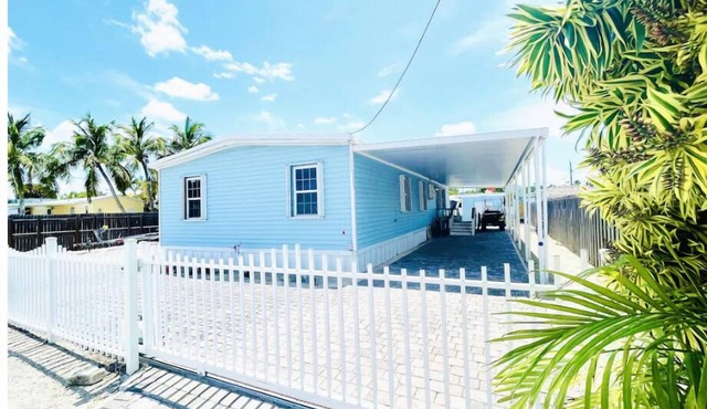 Pool, large dock,walk to restaurants, Pennekamp and relax in Key Largo